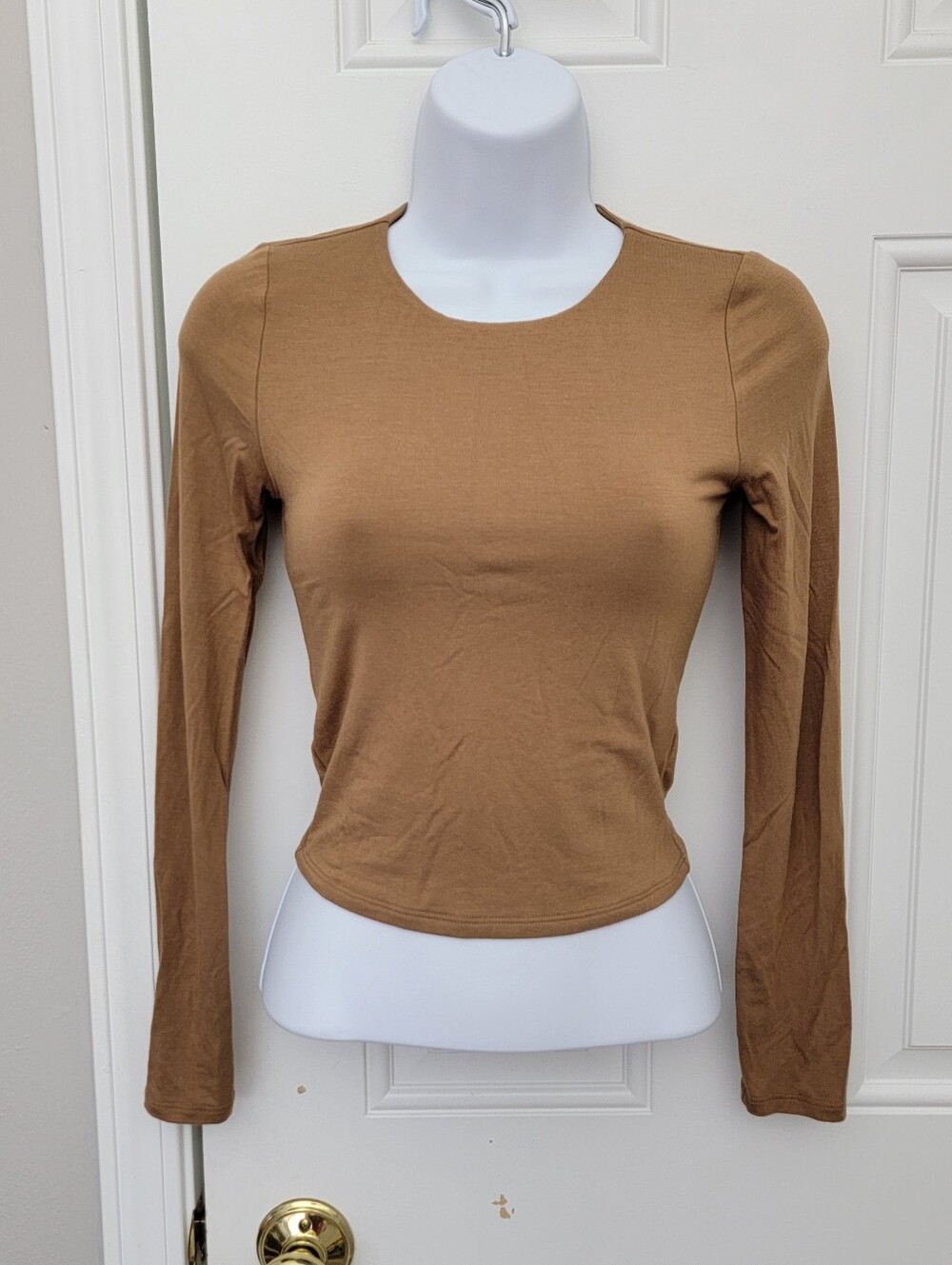 LA LUXE Tan Long Sleeve Crop Top Stretch Athlesiure Size Small See Measurements